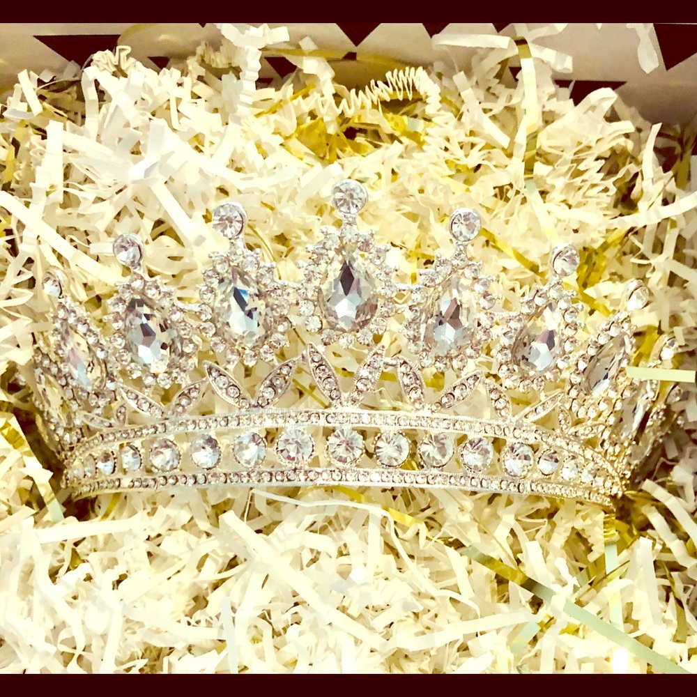 NWOT Silver & Crystal Bridal Tiara/Crown! 💎
